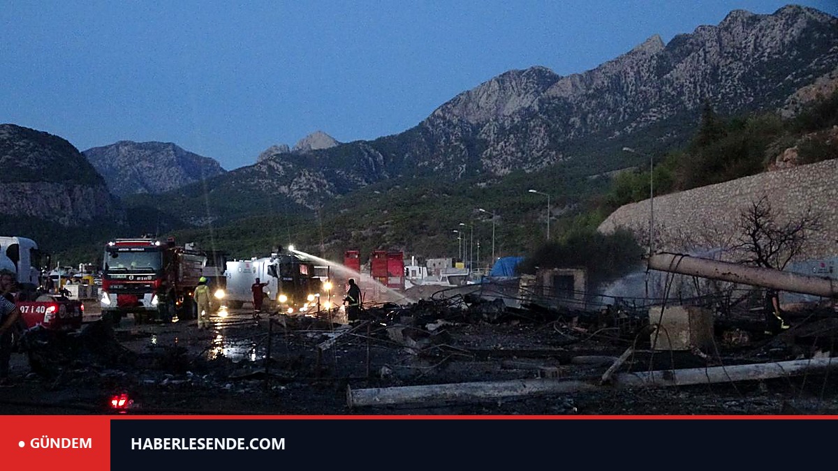 Antalya'da balıkçı barınağına sıçrayan yangında 20'den fazla tekne zarar gördü