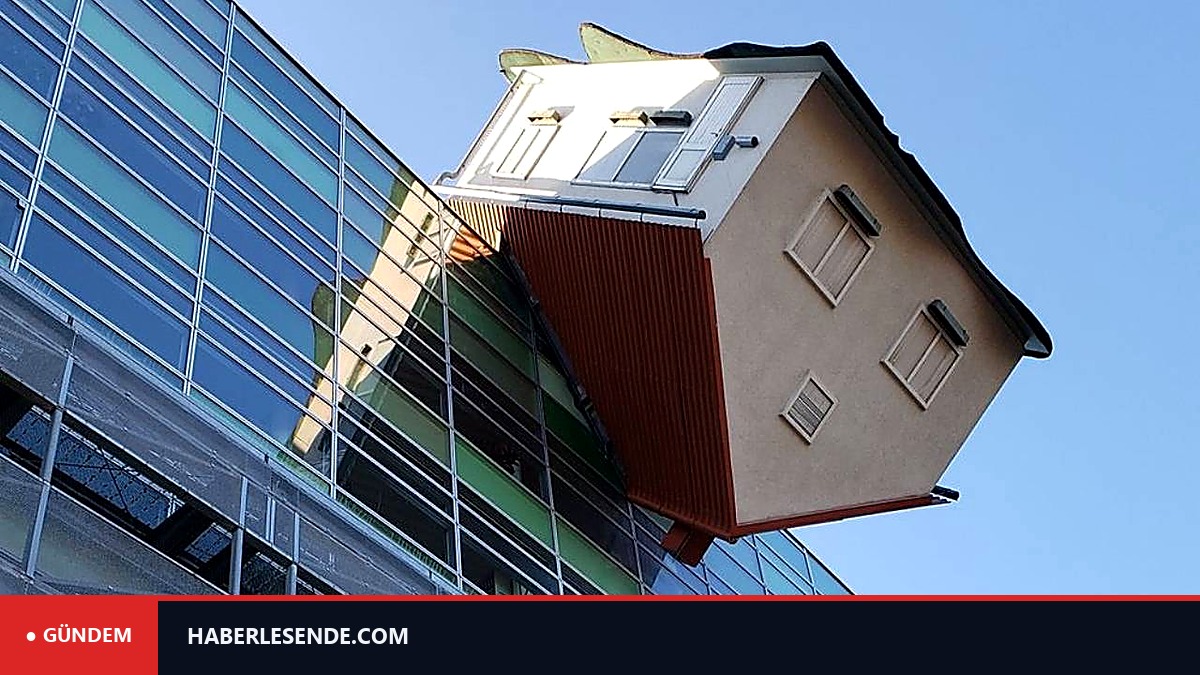 Caddenin ortasındaki şirket binasına gökten ev slandı