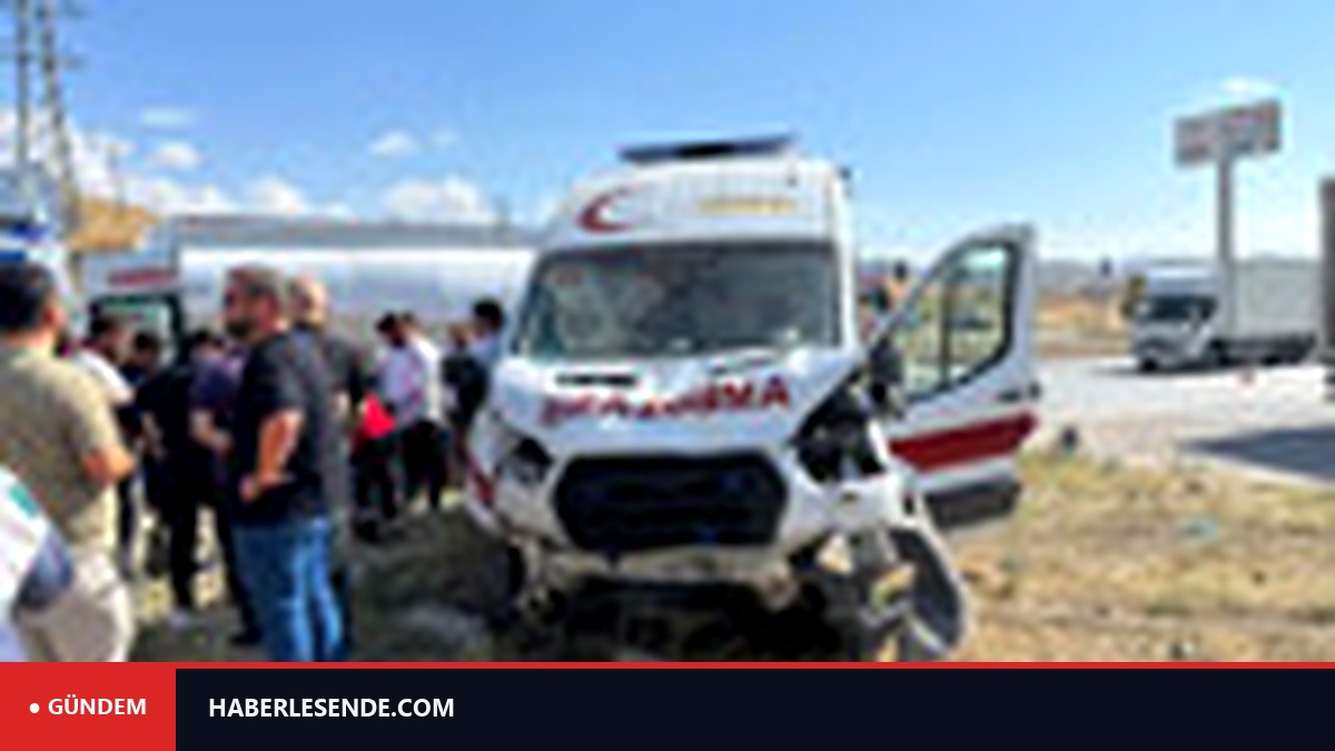 Çorum'da ambulans ile cip çarpıştı: 5 yaralı