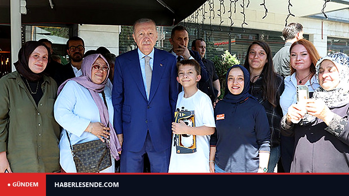 Cumhurbaşkanı Erdoğan, Üsküdar'da esnafı ziyaret etti