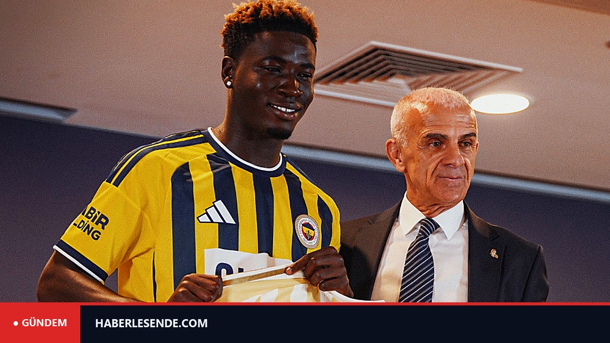 Fenerbahçe'deb yeni transferine imza töreni