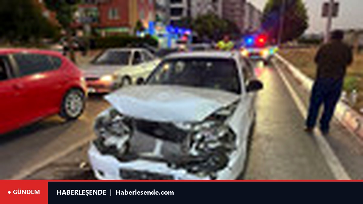 Kırmızı ışıkta bekleyen otomobile çarptı: 3 yaralı