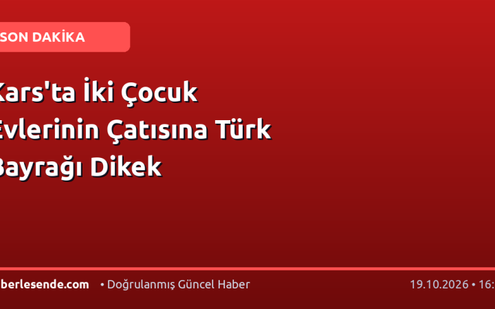 Kars'ta İki Çocuk Evlerinin Çatısına Türk Bayrağı Dikek